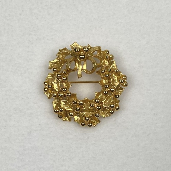 Jewelry - Vintage Gold Tone Christmas Holly Wreath Brooch Holiday Pin with Bow Accessory